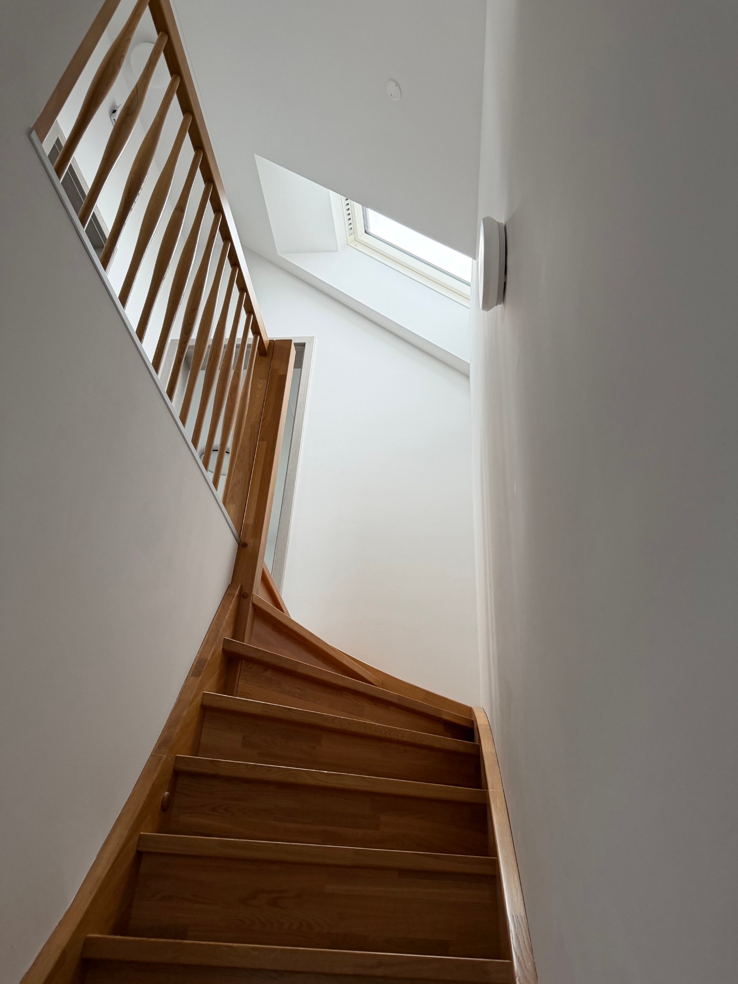 Dřevěné schodiště k apartmánu