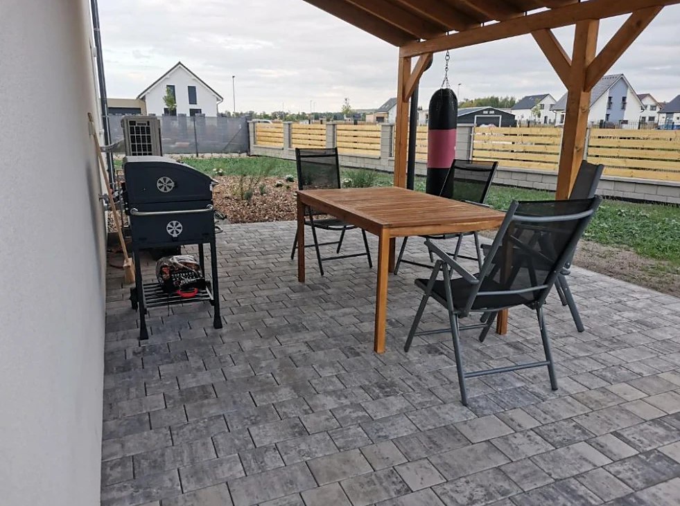 Sdílená pergola s grilem a posezením